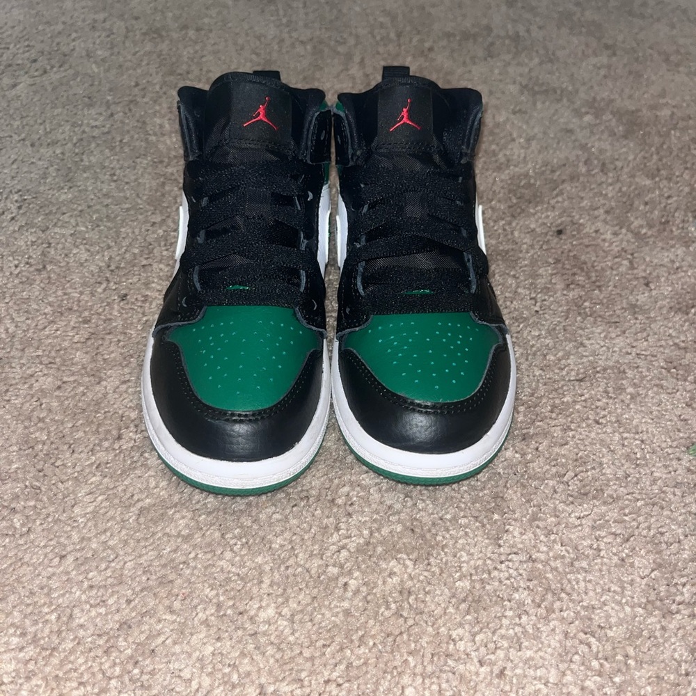 Jordan retro 1’s pine green